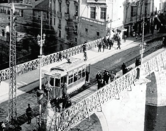 EL AÑO EN QUE EL PUENTE VIEJO SE CONVIRTIÓ EN MUELLE DEL SEGURA • HACE UN SIGLO SE DESATÓ UNA POLÉMICA POR LA APARICIÓN DE GRIETAS Y FILTRACIONES EN LA HISTÓRICA INFRAESTRUCTURA POR LA DEJADEZ MUNICIPAL