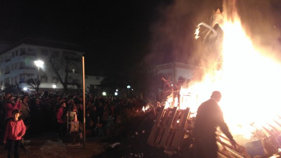 MILES DE ALMENDRALEJENSES MANTIENEN VIVA LA TRADICIÓN DE LAS CANDELAS CADA 1 DE FEBRERO • EL FUEGO DE 76 HOGUERAS ILUMINÓ EL CIELO DE LA CAPITAL DE TIERRA DE BARROS