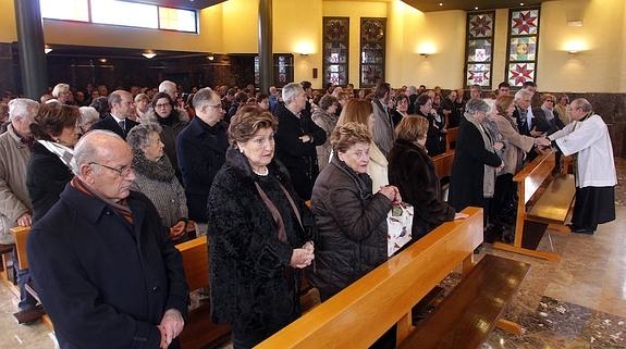 EL MUNDO DE LA CULTURA DESPIDE A MARÍA JOSÉ MARTÍNEZ NAVIA-OSORIO • LA CAPILLA DEL TANATORIO DE LOS ARENALES SE QUEDÓ PEQUEÑA PARA ALBERGAR AL CENTENAR DE AMIGOS QUE DIERON SU ÚLTIMO ADIÓS A LA ESPOSA DE JAIME HERRERO