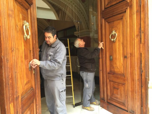 LAS HISTÓRICAS PUERTAS DEL AYUNTAMIENTO DE JUMILLA (MURCIA) HAN SIDO RESTAURADAS