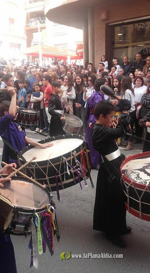 LA RECONOCIDA ROMPIDA DE LA HORA DE L’ALCORA (CASTELLÓN) RECUERDA LA MUERTE DE JESÚS Y PREGONA LA PAZ EN EL MUNDO