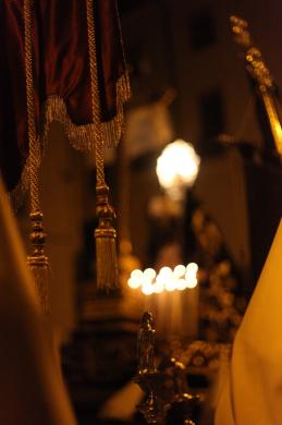 UN FRÍO CADAVÉRICO ESTREMECIÓ A CUENCA EN EL ENTIERRO DE CRISTO • SE HAN LLENADO DE SILENCIOS EN CADA PLIEGUE DEL RECORRIDO DE UNA PROCESIÓN QUE CONTÓ CON LA PRESENCIA DEL ALCALDE, RAFAEL CATALÁ