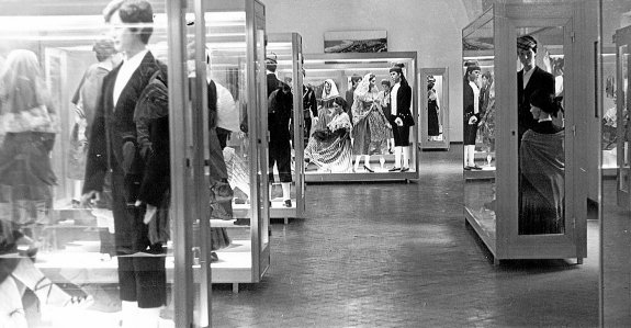 ¿QUÉ FUE DE LOS 300 VESTIDOS DEL ANTIGUO MUSEO DEL TRAJE? • CONSIDERADO DESDE 1970 COMO UNA DE LAS MUESTRAS MÁS VALIOSAS DEL MUNDO, SUS FONDOS SE APOLILLAN AHORA EN UN ALMACÉN OLVIDADO