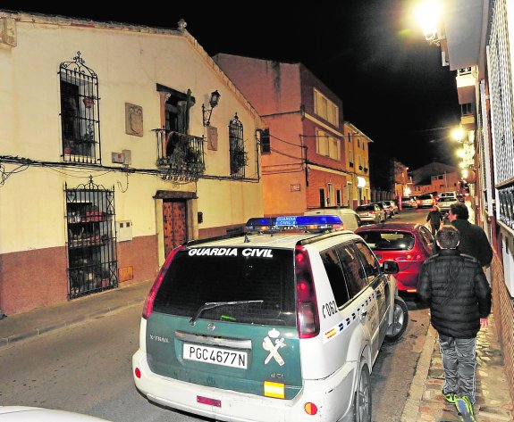 DETIENEN A UN COLECCIONISTA DE BULLAS POR SOSPECHAR DEL ORIGEN DE SUS OBRAS • LA GUARDIA CIVIL DEDICÓ LARGAS HORAS A RETIRAR DE SU CASA DECENAS DE PIEZAS, ENTRE LAS QUE FIGURA UN ‘LIGNUM CRUCIS’