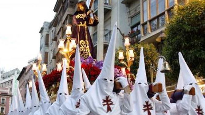 SALUD DESDE EL TEMPLO DE SAN JUAN • LAS TÚNICAS BLANCAS Y ROJAS INUNDARON EL CENTRO DE LA CIUDAD EN EL SEGUNDO DESFILE DEL DÍA. LA ASOCIACIÓN COMPUSO SU ESTACIÓN DE PENITENCIA CON CUATRO PASOS, ENTRE LOS QUE DESTACA EL CRUCIFICADO MÁS ANTIGUO DE LA SEMANA DE PASIÓN