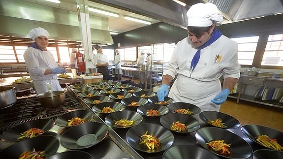 RECONOCEN EL TRABAJO DE LOS ESTUDIANTES DE LA ESCUELA DE HOSTELERÍA Y TURISMO DE CARTAGENA • LOS ALUMNOS DE LOS GRADOS DE SERVICIOS DE RESTAURACIÓN FORMARON PARTE ACTIVA DEL EVENTO QUE TUVO COMO PROTAGONISTA EL MODERNISMO Y EL GRAN HOTEL