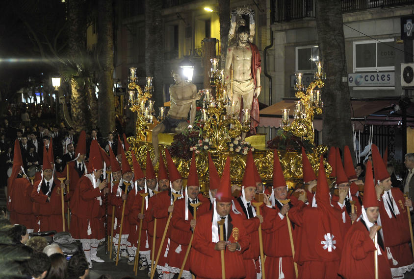 ¿QUÉ FUE DE TI, HABICA HUMILDE? • LA PROCESIÓN DEL CRISTO DE LA CARIDAD ENGALANA SU CARRERA CON UN NUEVO PENDÓN MAYOR EN UNA TARDE MARCADA POR LA AMENAZA DE PRECIPITACIONES