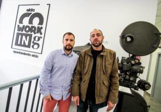 ELDA COWORKING PLANTEA CREAR EXPOSICIONES EN ESPACIO PÚBLICOS CON FONDOS DE MUSEOS • LA INICIATIVA HA COMENZADO CON LA CESIÓN DE PIEZAS DEL ETNOGRÁFICO A LAS INSTALACIONES DE LOS EMPRENDEDORES