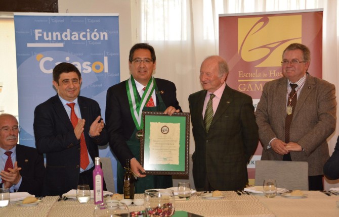 BUEN VINO Y GASTRONOMÍA • ANTONIO PULIDO ES NOMBRADO COFRADE DE HONOR DE LA FEDERACIÓN ANDALUZA DE COFRADÍAS VÍNICAS Y GASTRONÓMICAS