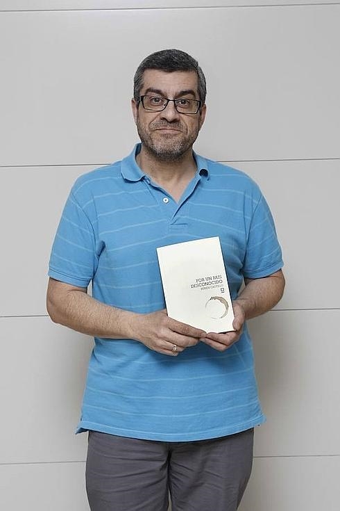 RUBÉN CASTILLO, ESCRITOR Y AUTOR DEL POEMARIO ‘POR UN PAÍS DESCONOCIDO’: «HAY ESPERANZA PORQUE AMAR Y ESCRIBIR SON ARMAS CONTRA LA MUERTE»