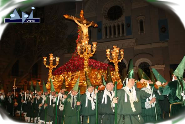 EL CRISTO DE LA ESPERANZA RECORRE EN VÍA CRUCIS EL BARRIO DE SAN PEDRO