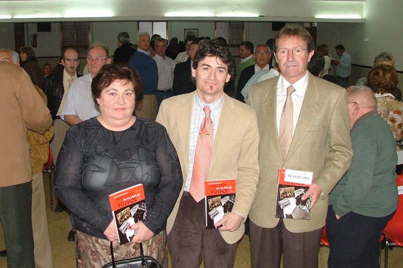 LA CRONISTA OFICIAL DE PEDRO ABAD (CÓRDOBA), ROSARIO GONZÁLEZ, PARTICIPA EN EL ACTO DE PRESENTACIÓN DEL LIBRO “DÍAS DE FÚTBOL”