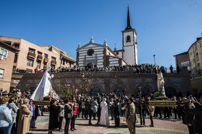 LA PROCESIÓN DEL ENCUENTRO Y LA TIRADA DE ‘LAS ALELUYAS’ POR LA ASOCIACIÓN CULTURAL “LA POZA” CIERRAN LA SEMANA SANTA EN POZUELO DE ALARCÓN (MADRID).