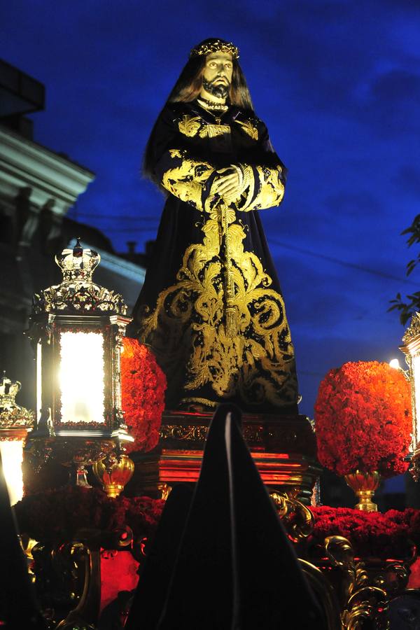 EL RESCATE CONJURA LA TORMENTA  • LA COFRADÍA DEL NAZARENO DE SAN JUAN DESFILA BAJO UN CIELO ENCAPOTADO Y QUE AMENAZABA LLUVIA. MUCHOS MURCIANOS SE ACERCARON A LA PLAZA PARA COMPROBAR SI SALDRÍA UNO DE LOS CORTEJOS MÁS SOLEMNES DE TODA LA SEMANA SANTA