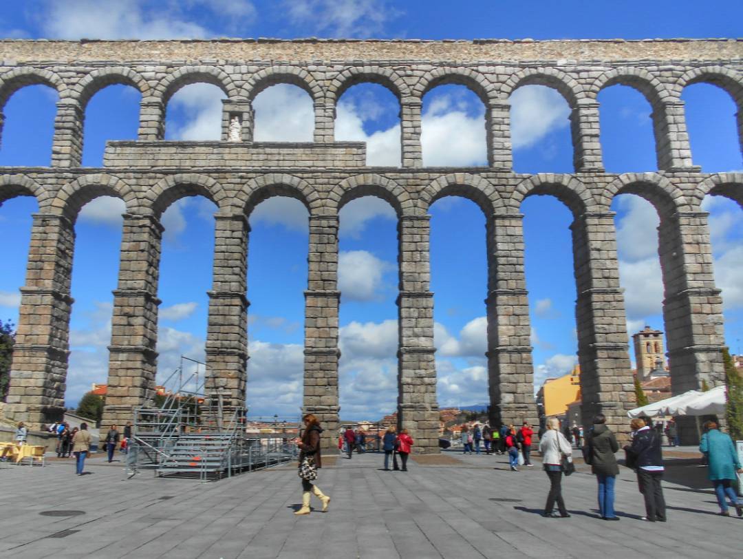 A SEGOVIA EN SIETE LETRAS CAPITULARES