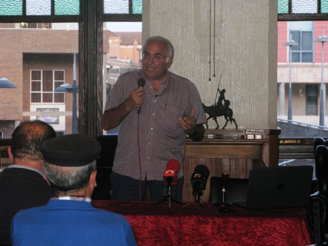 NUMEROSO PÚBLICO EN LA CONFERENCIA «TOTANA EN EL XX: UN SIGLO DE CRISIS, UN PRESENTE DE CAMBIOS», DEL PSICÓLOGO ALFONSO CAYUELA