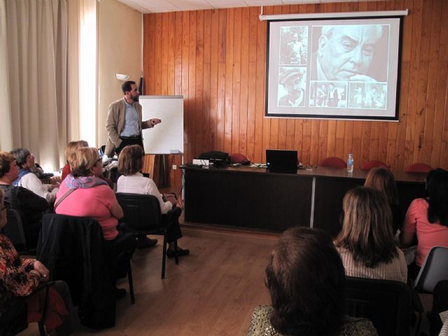 LOS MAYORES ECHAN UNA MIRADA AL ARCHIVO FOTOGRÁFICO DE CARTAGENA A TRAVÉS DE CONFERENCIA DE LUIS MIGUEL PÉREZ ADÁN, CRONISTA OFICIAL DE LA CIUDAD