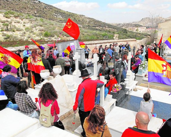 LA RETIRADA DE SÍMBOLOS FRANQUISTAS EN CARTAGENA ABRE OTRA CRISIS EN EL GOBIERNO LOCAL