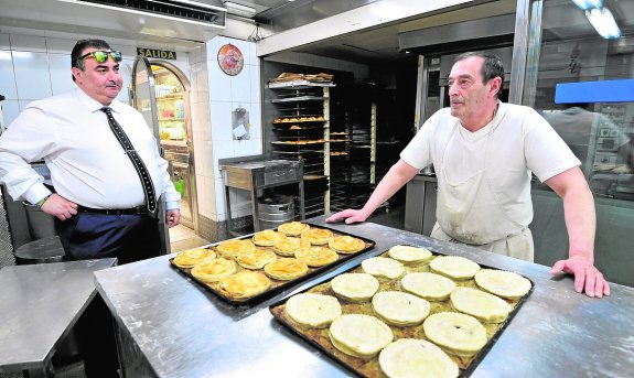 CIERRA EL TEMPLO DEL PASTEL • LOS EMPLEADOS DE LA HISTÓRICA PASTELERÍA ZAHER BUSCAN UN LOCAL PRÓXIMO PARA SEGUIR LA TRADICIÓN TRAS CONOCER QUE EL DUEÑO SE JUBILA