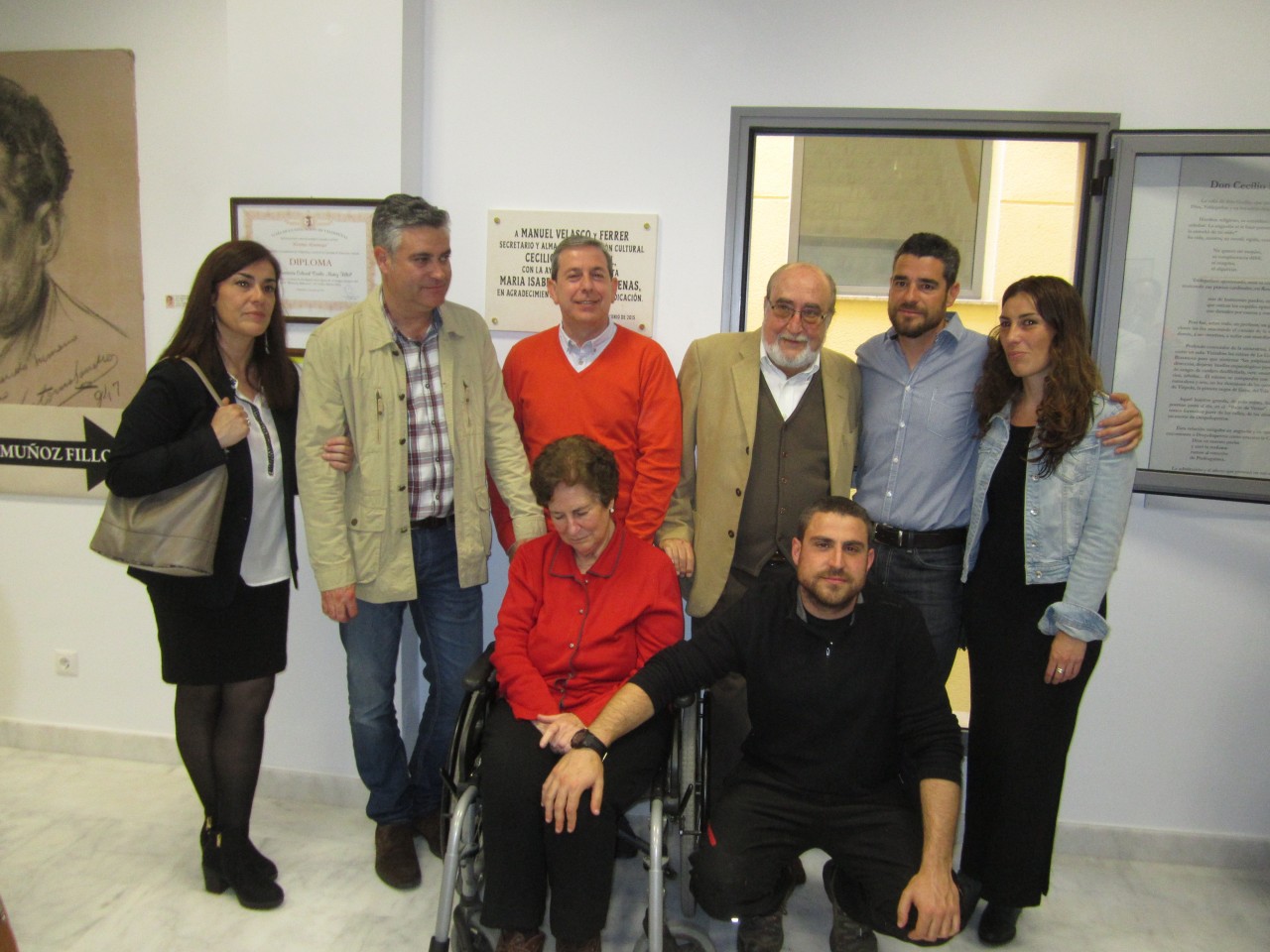 LA SALA DEDICADA A CECILIO MUÑOZ FILLOL, CRONISTA OFICIAL DE VALDEPEÑAS (CIUDAD REAL), CUENTA CON UNA PLACA EN HOMENAJE A MANUEL VELASCO