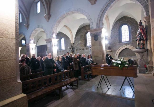 A LA PUERTA DE LA IGLESIA DE SAN TIRSO EL REAL, CARMEN RUIZ-TILVE, LA CRONISTA OFICIAL DE LA CIUDAD DE OVIEDO, OBSERVABA AYER, HACIA LA MEDIA TARDE, CÓMO IBA LLEGANDO GENTE SIN PARAR AL FUNERAL POR CARMEN NOVAL GARCÍA