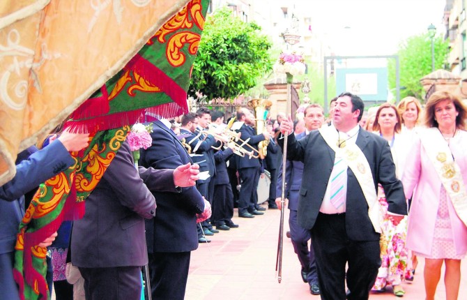 EL CONVITE DE BANDERAS MARCA LA CUENTA ATRÁS PARA LA ROMERÍA • CIENTOS DE DEVOTOS ASISTEN AL PRIMER ACTO DEL PÓRTICO, CON IMPOSICIÓN DE MEDALLAS A LOS NUEVOS HERMANOS