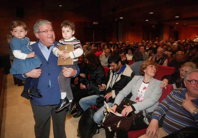 ROMÁN ÁLVAREZ INVITA A DESCUBRIR CON SU LIBRO «ASPECTOS DESCONOCIDOS DE AVILÉS» • LA CRONISTA OFICIAL DE AVILÉS JOSEFA SANZ LE AYUDÓ CON ALGUNAS TRANSCRIPCIONES