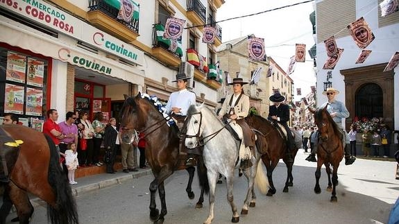 ANDÚJAR COMIENZA LA SEMANA GRANDE DE UNA DE LAS ROMERÍAS MÁS ANTIGUAS DE ESPAÑA:  CARRETAS, CABALLOS Y COFRADÍAS DE ANDALUCÍA Y DE MUCHAS PARTES DE ESPAÑA RECORRERÁN LOS BARRIOS DE ANDÚJAR EL PRÓXIMO VIERNES PARA EN LA JORNADA SIGUIENTE SUBIR AL CERRO DEL CABEZO