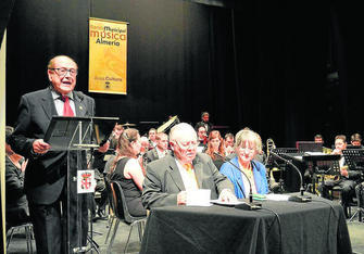 EL TEATRO APOLO DE ALMERÍA ACOGE UN HOMENAJE AL POETA Y GRAN COMPOSITOR MANUEL DEL ÁGUILA • LA BANDA MUNICIPAL HIZO ALGUNAS DE SUS COMPOSICIONES MUSICALES Y FRANCISCO MONCADA Y PILAR QUIROSA LEYERON POEMAS