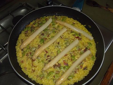 ARROZ MELOSO EN SARTÉN CON FABINES DE MAYO, JAMÓN Y «PITU PINTU»