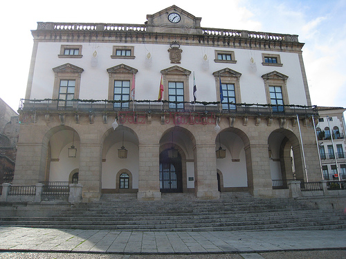 UN NUEVO AYUNTAMIENTO DE CÁCERES • EL ACTUAL EDIFICIO SUPONÍA UN GRAN AVANCE EN CUANTO A LA IMAGEN A PROYECTAR POR EL CONSISTORIO