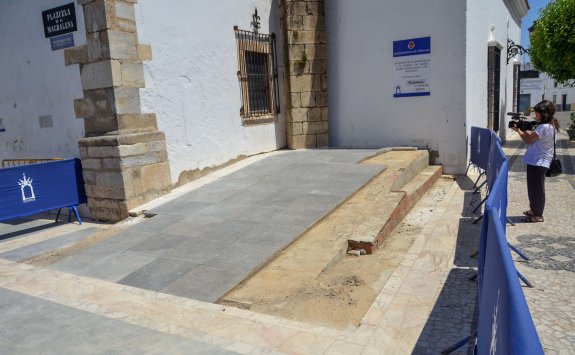 SANTA MARÍA MAGDALENA DE OLIVENZA (BADAJOZ) ABRE SUS PUERTAS AL TURISMO TRAS CASI UN AÑO DE CIERRE • DESDE LA PARROQUIA SE INFORMA DE QUE SE TRATA DE UNA APERTURA TEMPORAL QUE BUSCA CONTRIBUIR AL AVANCE DE LOS TRABAJOS DE ACCESIBILIDAD DEL TEMPLO