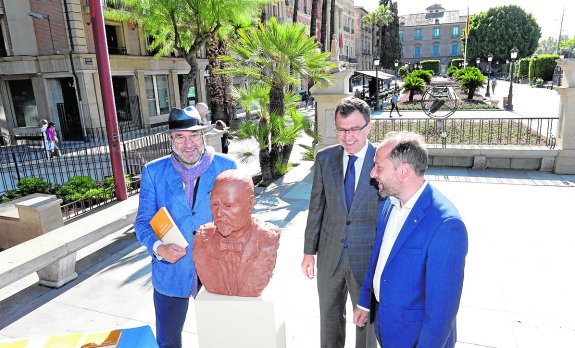 LA CIUDAD CUMPLE SU DEUDA DE ERIGIR UN MONUMENTO A MARTÍNEZ TORNEL • EL ALCALDE PRESENTÓ AYER EL BUSTO, OBRA DE QUIRÓS, Y EL LIBRO DE PEDRO SOLER, CRONISTA OFICIAL DE MURCIA, QUE HOMENAJEAN AL PERIODISTA EL MISMO DÍA EN QUE SE CUMPLIÓ EL CENTENARIO DE SU MUERTE