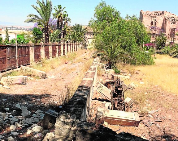 DESTROZAN LA ENTRADA A TORRE GUIL 15 DÍAS DESPUÉS DE DENUNCIAR SU ABANDONO • LOS LADRONES ARRASAN UNOS 30 METROS DE VERJA DATADA EN EL SIGLO XVIII PARA APODERARSE DEL HIERRO FORJADO