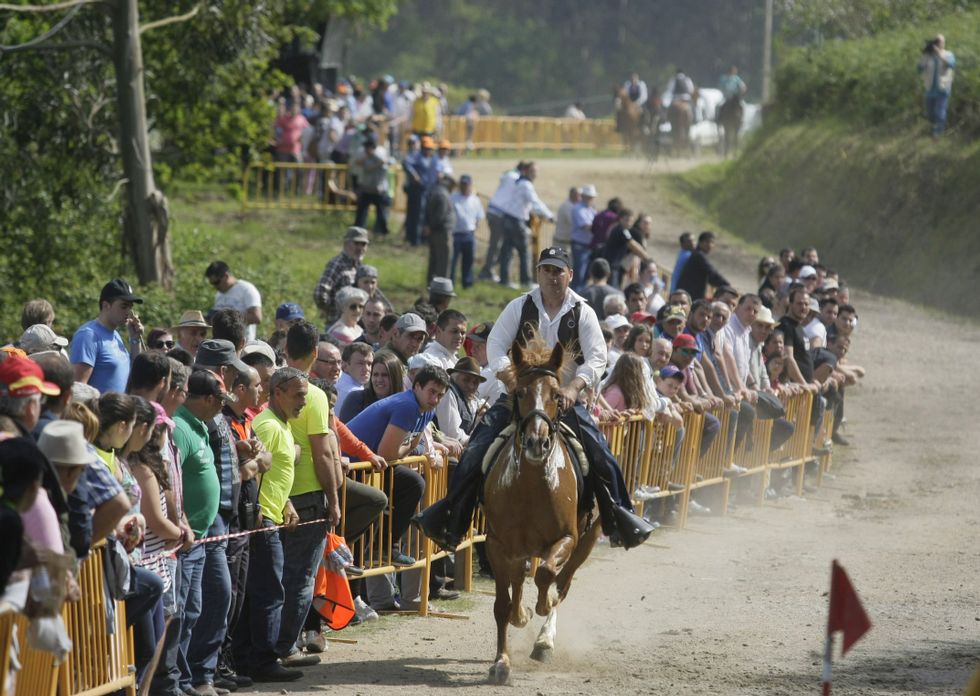 SIGLOS DE FERIA CON AS MAULAS EN GALDO Y DÉCADAS DE FE POR FÁTIMA EN BRAVOS • UNA ROMERÍA CAMPESTRE Y UNA RELIGIOSA REVALIDAN SU PODER DE CONVOCATORIA CADA AÑO