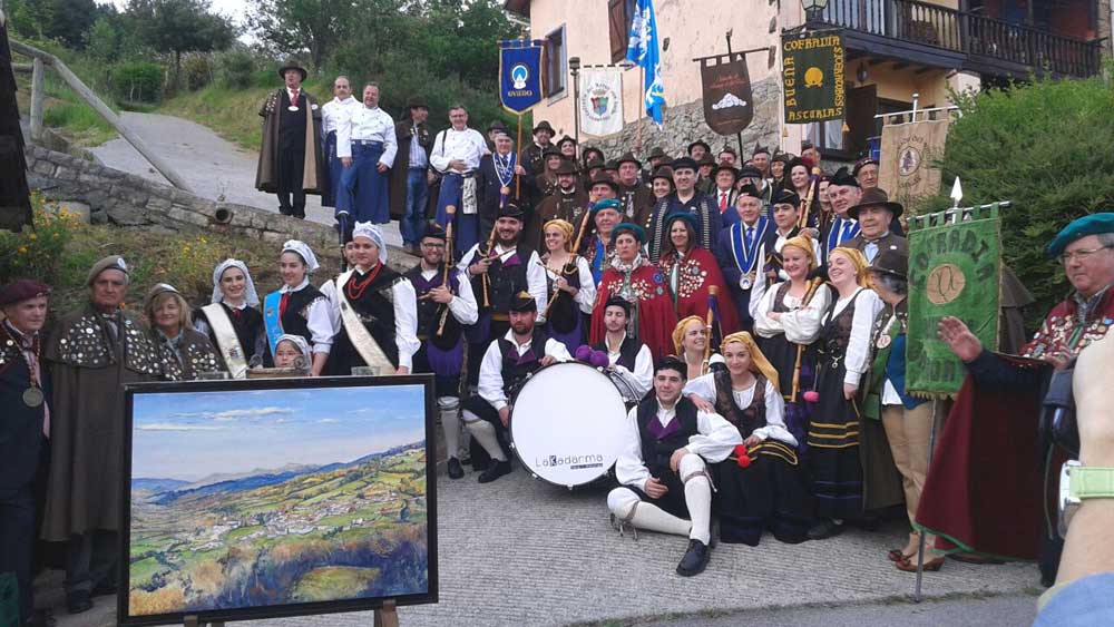 LA COFRADÍA DEL ARROZ CON LECHE DE CABRANES (ASTURIAS) CELEBRA SU TERCER GRAN CAPÍTULO • SERÁ EL DOMINGO, 8 DE MAYO EN SANTOLAYA, POR LA MAÑANA Y EN TORAZU, POR LA TARDE