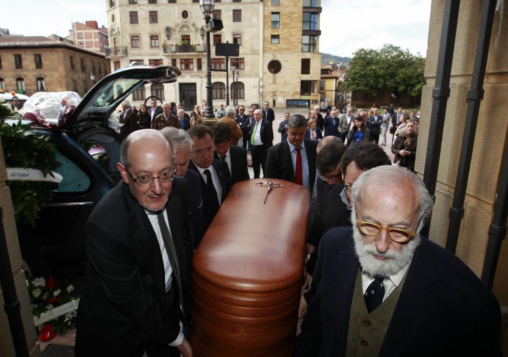 OVIEDO DESPIDE A IGNACIO RUIZ DE LA PEÑA, «UN MAESTRO QUE CREÓ ESCUELA» • LA IGLESIA DE SAN TIRSO SE ABARROTÓ DE AMIGOS DE LA UNIVERSIDAD, LA POLÍTICA Y LA JUSTICIA PARA DESPEDIR AL CATEDRÁTICO