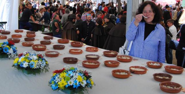 JAIME IZQUIERDO: «EL MEJOR ARROZ CON LECHE ES SIEMPRE EL DE CASA» • AROA CORTE, DE BIMENES, GANA EL CONCURSO DE CABRANES EN SU PRIMER INTENTO