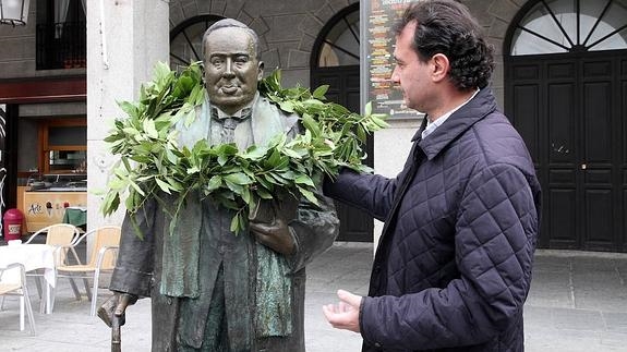 SEGOVIANOS ILUSTRES CON MEDALLAS Y DIPLOMAS • LA CIUDAD DE SEGOVIA HA CONCEDIDO EN LOS 36 AÑOS DE LA DEMOCRACIA 75 DISTINCIONES Y RECONOCIMIENTOS