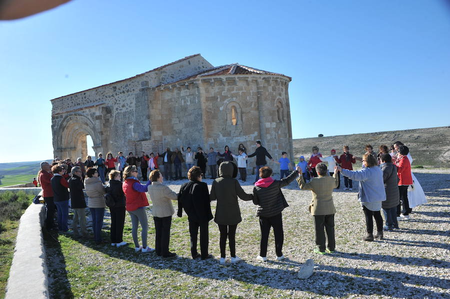 SACRAMENIA CUMPLE CON LA ROGATIVA A LA ERMITA DE SAN MIGUEL • LA AFLUENCIA MASIVA DE VECINOS, COMO EN EDICIONES ANTERIORES, HA MARCADO EL TRADICIONAL ACTO, RECUPERADO POR LA ASOCIACIÓN NUESTRA OLMA HACE UNOS AÑOS