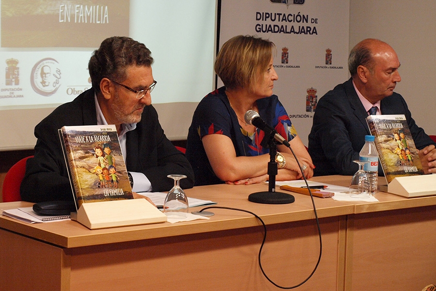 OREA EMOCIONA DURANTE LA PRESENTACIÓN DE SU LIBRO ‘VIAJE A LA ALCARRIA EN FAMILIA’