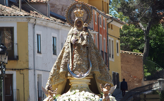 CIENTOS DE FIELES ACOMPAÑARON A LA MADRE DE CUENCA EN SU PROCESIÓN