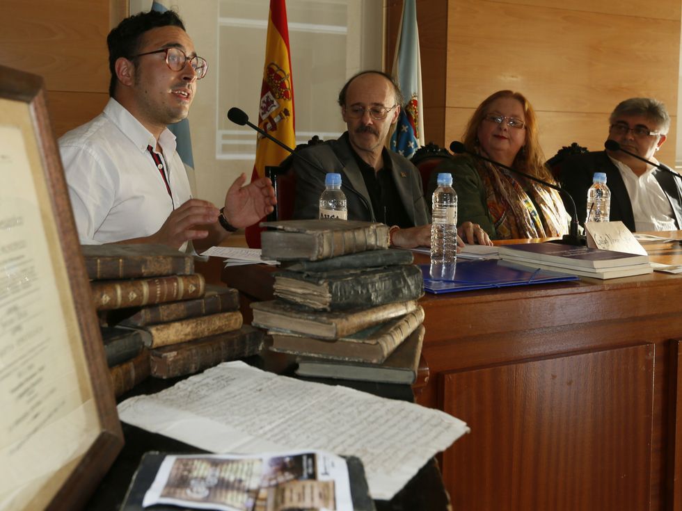 DESTACAN EN VIVEIRO (LUGO) «AS MÚLTIPLES FACIANAS» DE CAL PARDO, ABRIENDO CAMINO A LOS NUEVOS INVESTIGADORES • UNA CHARLA-HOMENAJE EVOCÓ LA FIGURA DEL FALLECIDO MEDIEVALISTA