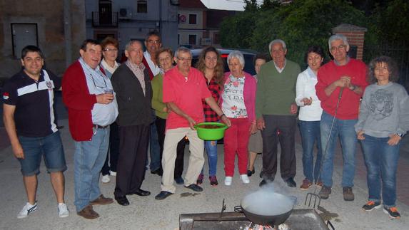 LA PERVIVENCIA DE LA MINERVA • ESTA FIESTA YA ÚNICAMENTE SE CELEBRA EN FUENTEPIÑEL EN EL BARRIO DE LAS PEÑUELAS, Y LOS VECINOS HAN VUELTO ‘COCER EL HUEVO’