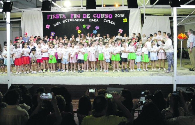 LA SOLIDARIDAD DE VALDEPEÑAS DE JAÉN • LA MULTITUDINARIA CELEBRACIÓN DE FIN DE CURSO DEL COLEGIO SANTIAGO APÓSTOL INCLUYE UNA RIFA SOLIDARIA