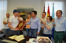 CALUROSO RECIBIMIENTO A MIGUEL MADRID A SU LLEGADA A SAN JAVIER TRAS CORONAR EL TECHO DEL MUNDO EN EL EVEREST