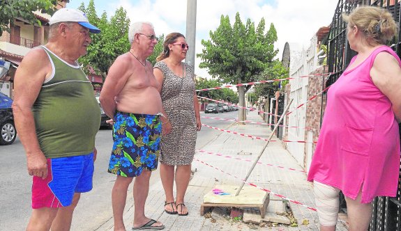 UNA LOSA SOBRE ANASTASIO • ALCORQUES REVENTADOS, FALTA DE PAVIMENTO Y ACERAS DESTROZADAS DESATAN LAS IRAS DE LOS RESIDENTES EN LOS NAREJOS ANTE «LA PASIVIDAD MUNICIPAL»