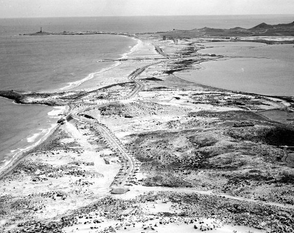 CUANDO FRAGA BUSCÓ PETRÓLEO EN EL MAR MENOR • LA CONTAMINACIÓN ACTUAL DE LA LAGUNA ES EL ENÉSIMO CAPÍTULO EN UNA HISTORIA PLAGADA DE ATAQUES, INTERESES URBANÍSTICOS Y AGRÍCOLAS