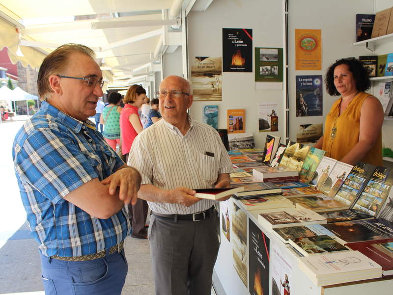 HOY, LA FERIA DEL LIBRO DE LA BAZEZA (LEÓN) CELEBRA SU ÚLTIMA JORNADA CON LA PRESENCIA DE JOSÉ LUIS PUERTO, ENTRE OTROS, QUE LLEGA DE LA MANO DE LA FUNDACIÓN CONRADO BLANCO