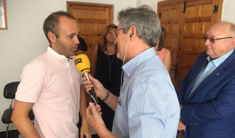 ANDRÉS INIESTA YA ES HIJO ADOPTIVO DE CARBONEROS (JAÉN) • EL FUTBOLISTA TAMBIÉN HA RECIBIDO EL NOMBRAMIENTO DE «COLONO DE HONOR DE LAS NUEVAS POBLACIONES»